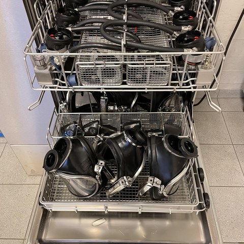 Waschmaschine für AS-Masken. Vergrösserte Ansicht