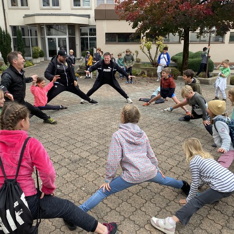 aufwärmen nach dem Zmittag_.JPG. Vergrösserte Ansicht