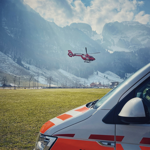 Rega und Patrouillenfahrzeug. Vergrösserte Ansicht